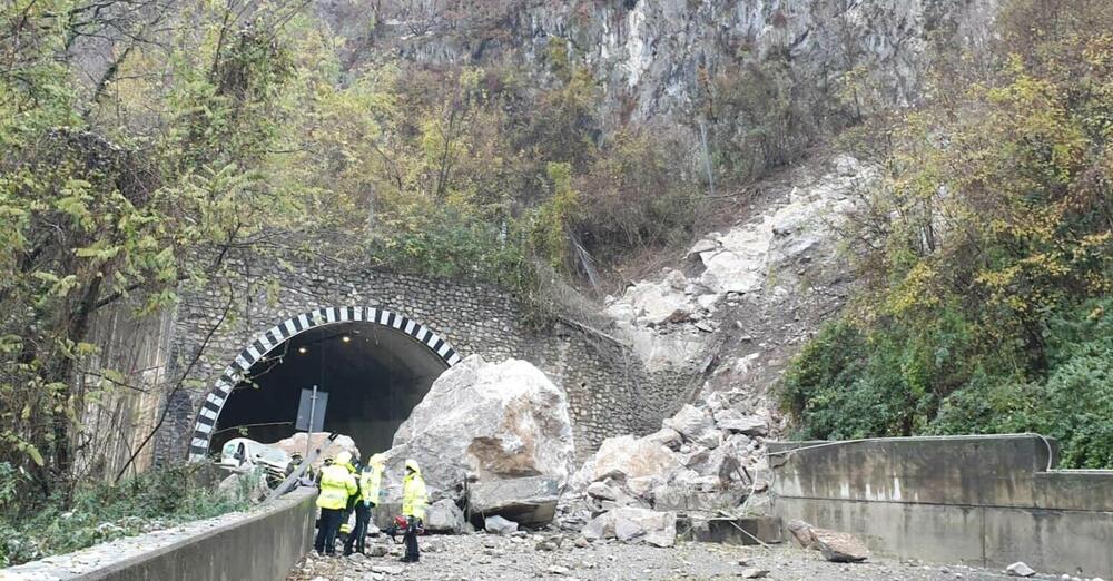 Maxi frana sulla Lecco-Ballabio: auto distrutta dai massi, due &ldquo;miracolati&rdquo;