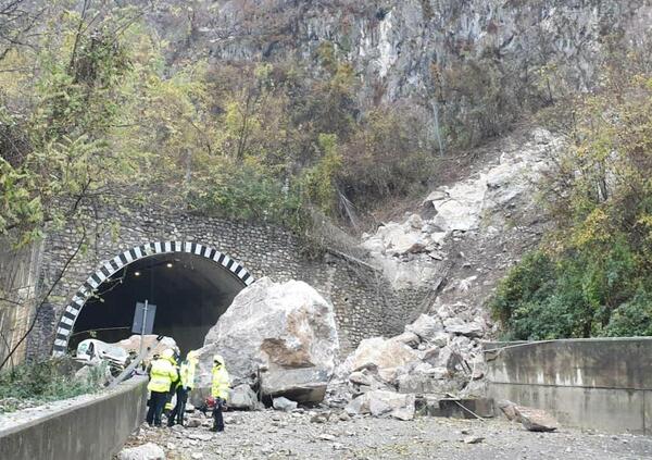 Maxi frana sulla Lecco-Ballabio: auto distrutta dai massi, due &ldquo;miracolati&rdquo;