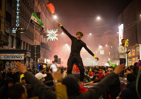 Marocco in semifinale, le foto dei tifosi in festa a Milano in attesa della Francia. Karima Moual spiega: &ldquo;Il segreto? La fame&rdquo;. E invita Salvini: &ldquo;Ti offro il cous-cous&rdquo;