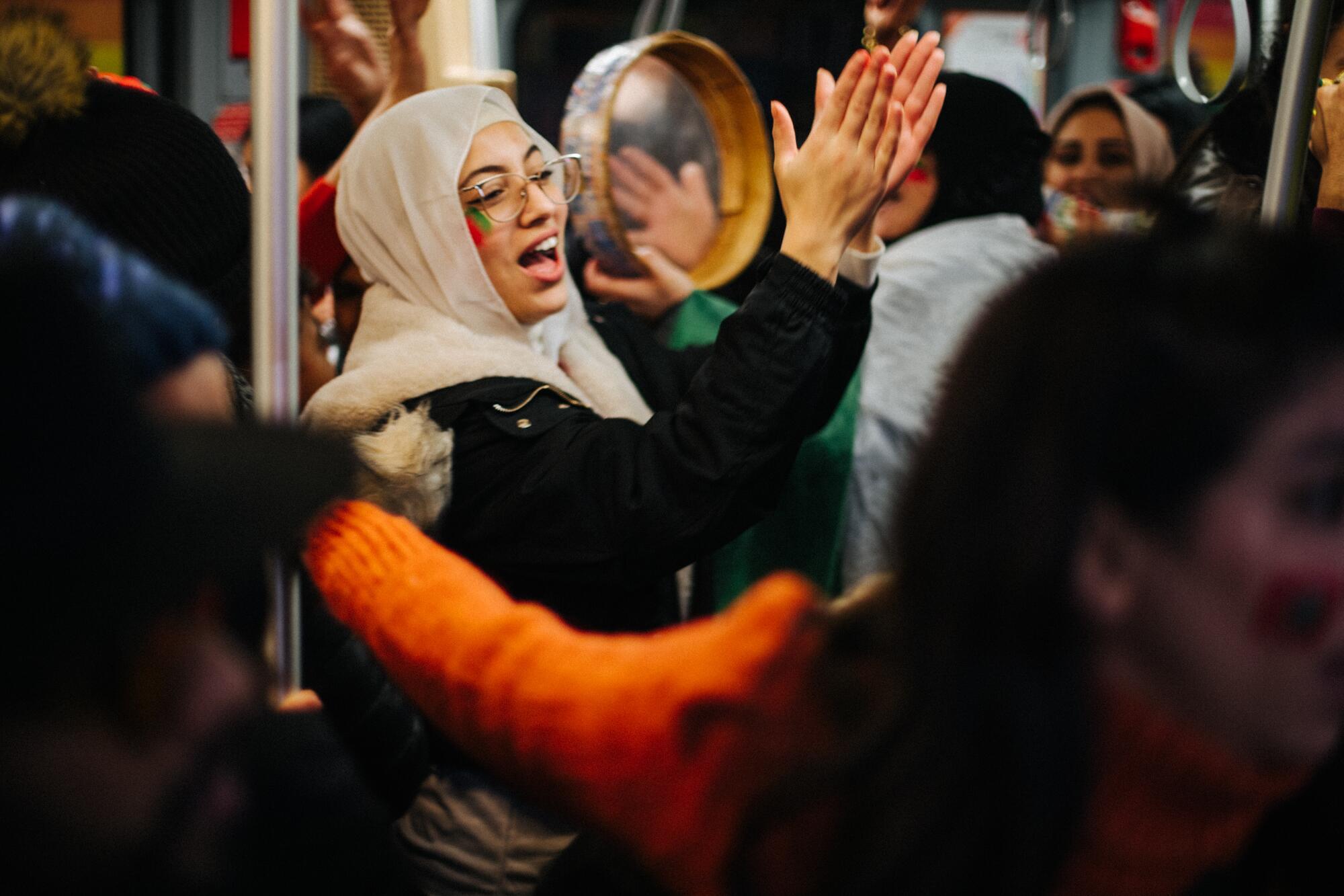 tifosi marocchini in festa a Milano dopo la vittoria contro il Portogallo valsa l&#039;accesso alle semifinali del Mondiale