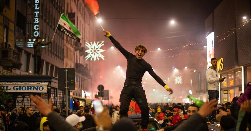 Marocco in semifinale, le foto dei tifosi in festa a Milano in attesa della Francia. Karima Moual spiega: &ldquo;Il segreto? La fame&rdquo;. E invita Salvini: &ldquo;Ti offro il cous-cous&rdquo;