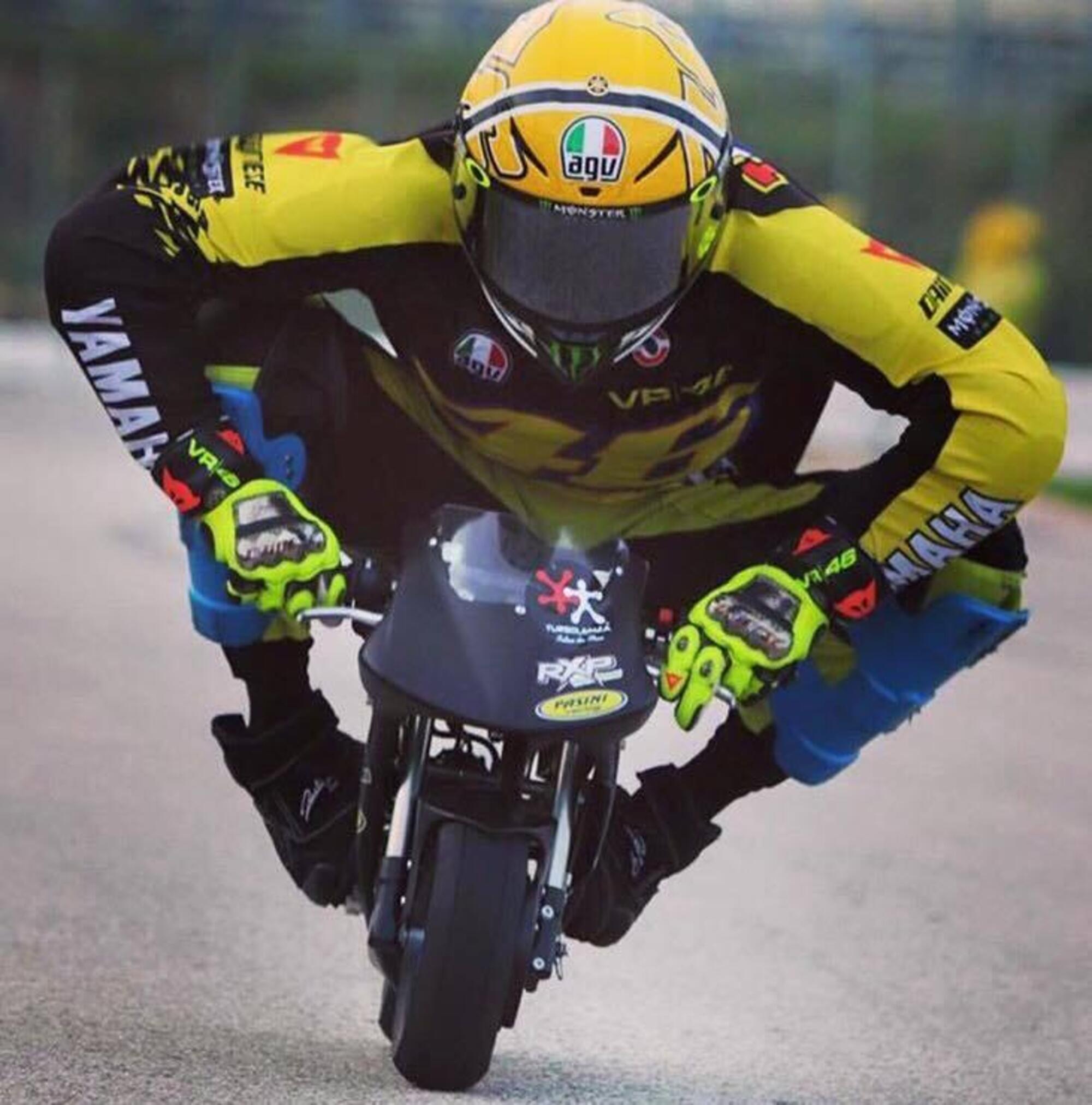 Valentino Rossi sulle Minimoto nel 2015