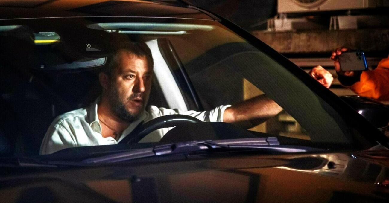 Auto in sette, ponti che crollano e sparate sul Codice della strada: Salvini &egrave; il ministro delle gaffe che ci meritiamo. Scaricato pure da Cruciani: &ldquo;Ormai &egrave; completamente&hellip;&rdquo;