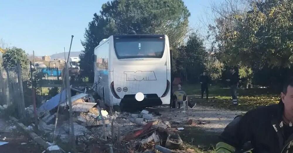 L&#039;autista ha un malore e il bus finisce fuori strada: a bordo c&#039;erano 41 bambini