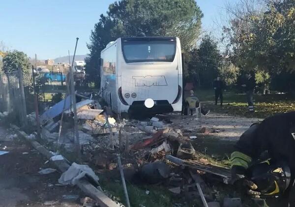 L&#039;autista ha un malore e il bus finisce fuori strada: a bordo c&#039;erano 41 bambini