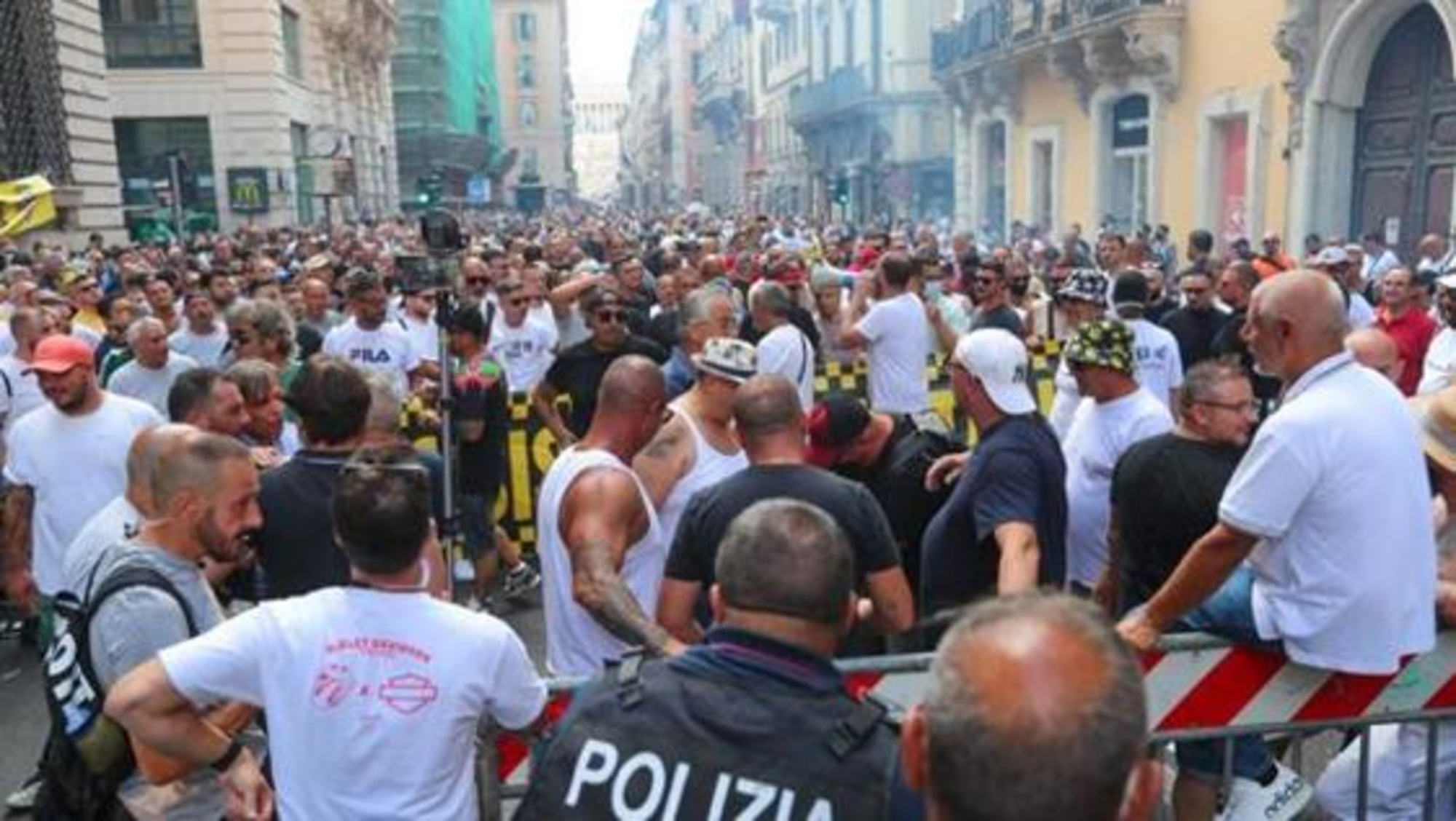 Proteste dei tassisti in via del Corso a Roma