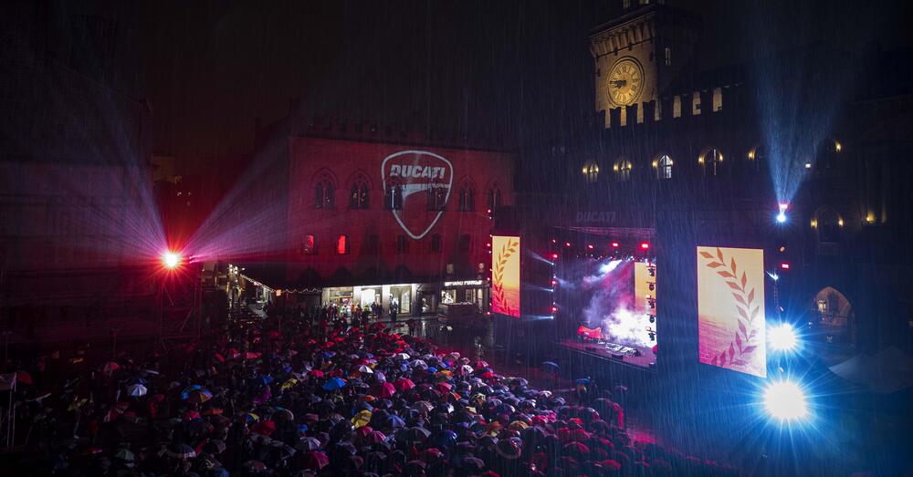 Eravamo a Bologna per Campioni in Piazza Ducati: Bagnaia fa casino, Domenicali ascolta J-Ax e Tardozzi piange commosso