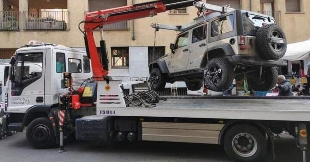 Sosta selvaggia: ecco i numeri pazzeschi delle auto rimosse e segnalate a Milano