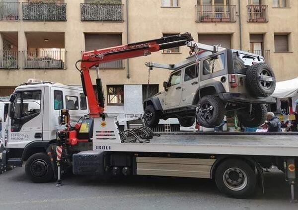 Sosta selvaggia: ecco i numeri pazzeschi delle auto rimosse e segnalate a Milano