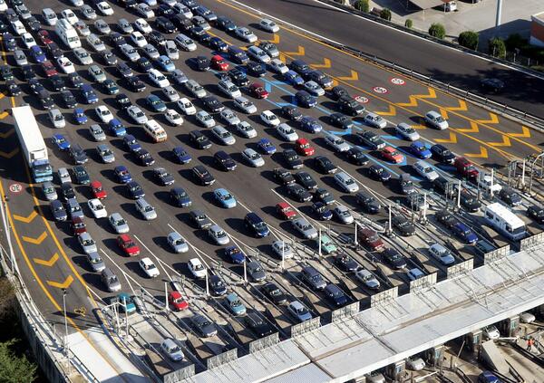 Traffico natalizio, le previsioni sulla viabilit&agrave;: attenzione al meteo e al bollino nero