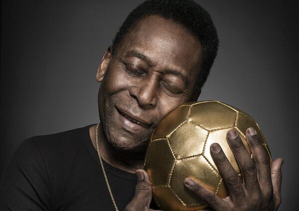 &Egrave; morto Pel&egrave;, lunga vita a O Rei