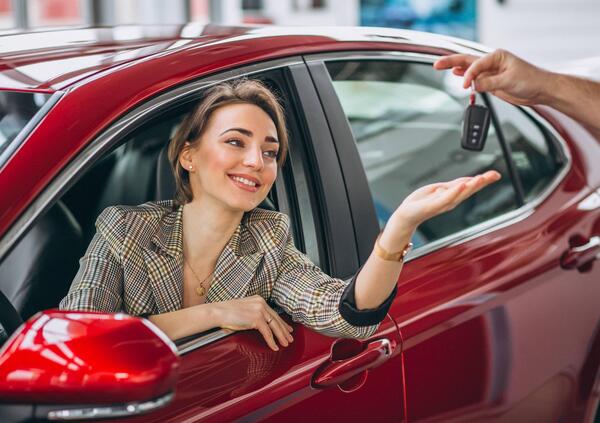 Acquistare un&rsquo;auto nel 2023? Le prestazioni non contano pi&ugrave;, ecco come scelgono gli italiani 