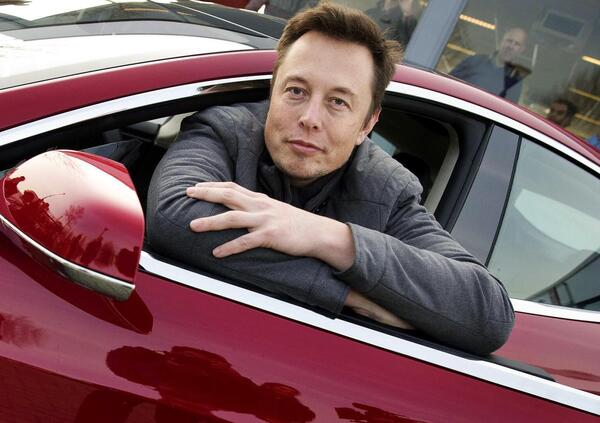 Tesla chiude l&#039;anno peggiore della sua storia e la colpa sarebbe di Elon Musk, anche se lui nega