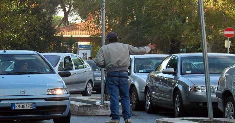 Paga la sosta ma ecco che arriva il parcheggiatore abusivo a minacciarlo: &quot;Se non mi paghi ti buco le gomme&quot;