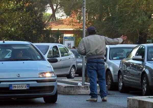 Paga la sosta ma ecco che arriva il parcheggiatore abusivo a minacciarlo: &quot;Se non mi paghi ti buco le gomme&quot;