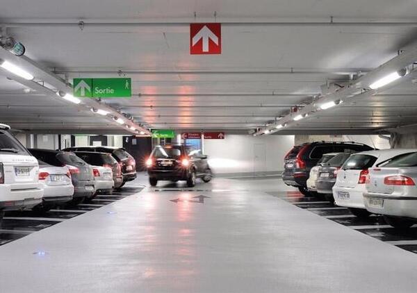 Ecco perch&eacute; le auto elettriche potrebbero far crollare i parcheggi multipiano