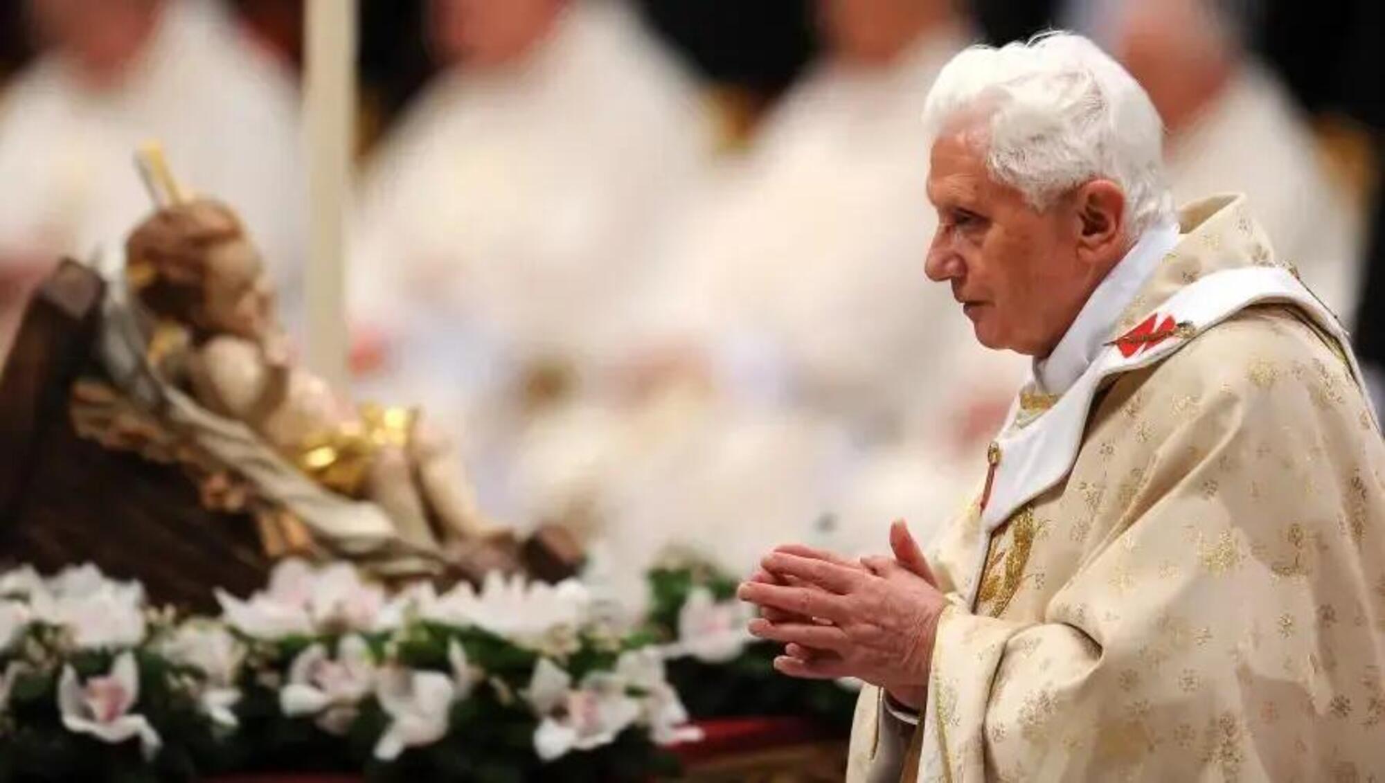 Benedetto XVI alla messa di Natale del 2010