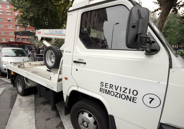 Imprenditore si schianta con la Ferrari e scappa a piedi