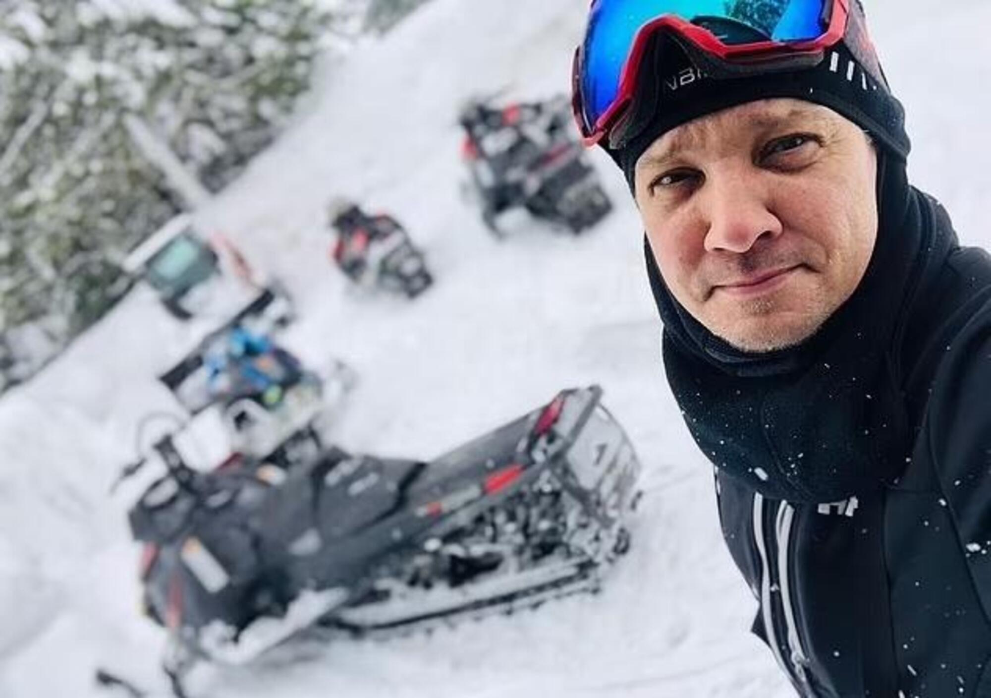 L'attore con alcune motoslitte