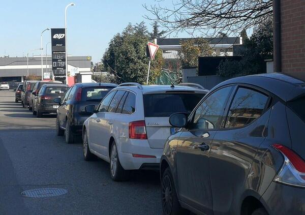 Aumento dei carburanti? Ecco dove vanno gli italiani per risparmiare: in fila per il pieno scontato di 20 euro