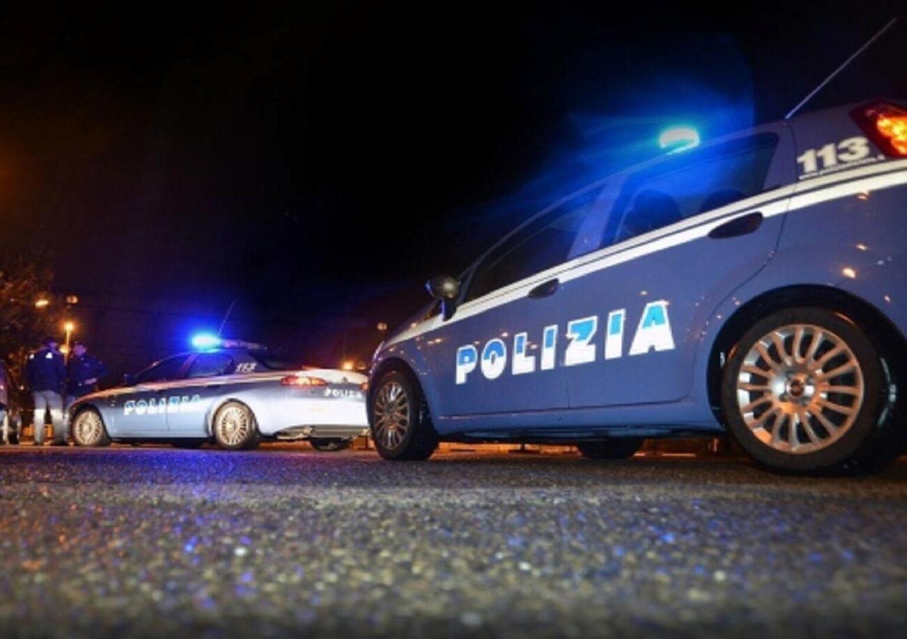 Nordafricano distrugge 17 auto a colpi di tombino: ecco cosa &egrave; successo
