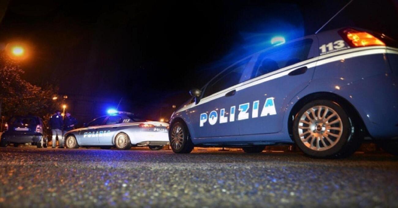Nordafricano distrugge 17 auto a colpi di tombino: ecco cosa &egrave; successo