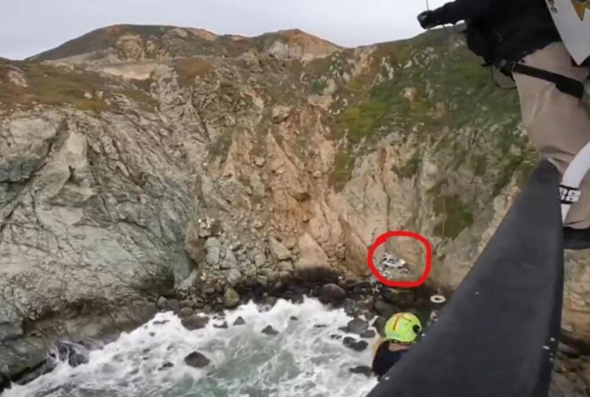 Un&#039;immagine dell&#039;auto finita sugli scogli lungo la Pacific Coast Highway