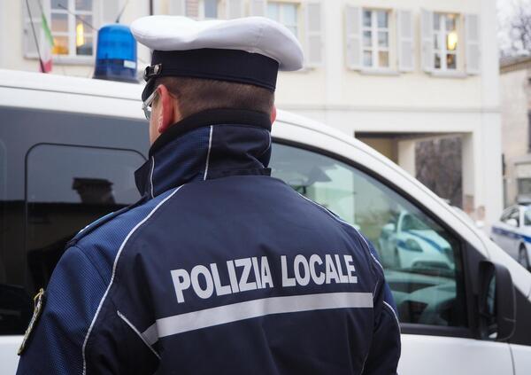 Pubblica e commenta la foto dell&#039;auto della polizia locale sui social e i vigili lo denunciano in massa