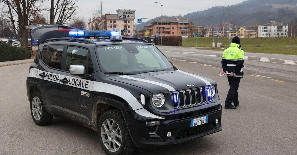 Pubblica e commenta la foto dell&#039;auto della polizia locale sui social e i vigili lo denunciano in massa