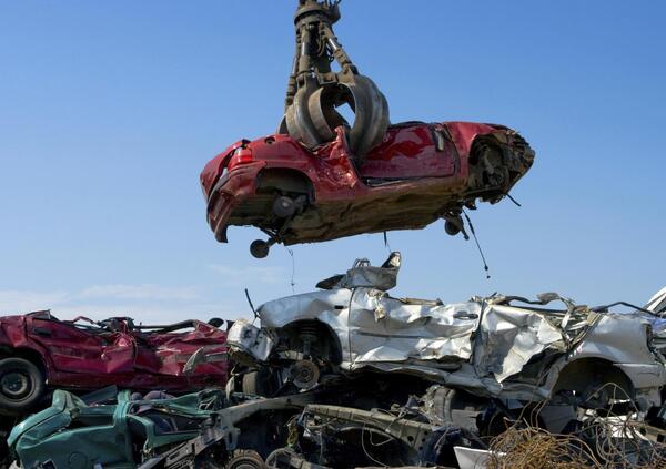 Va in vacanza, torna e si trova l&rsquo;auto demolita dal Comune: ecco com&rsquo;&egrave; potuto accadere