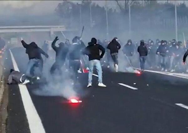 I video degli scontri in autostrada tra ultras di Napoli e Roma: code e traffico in tilt