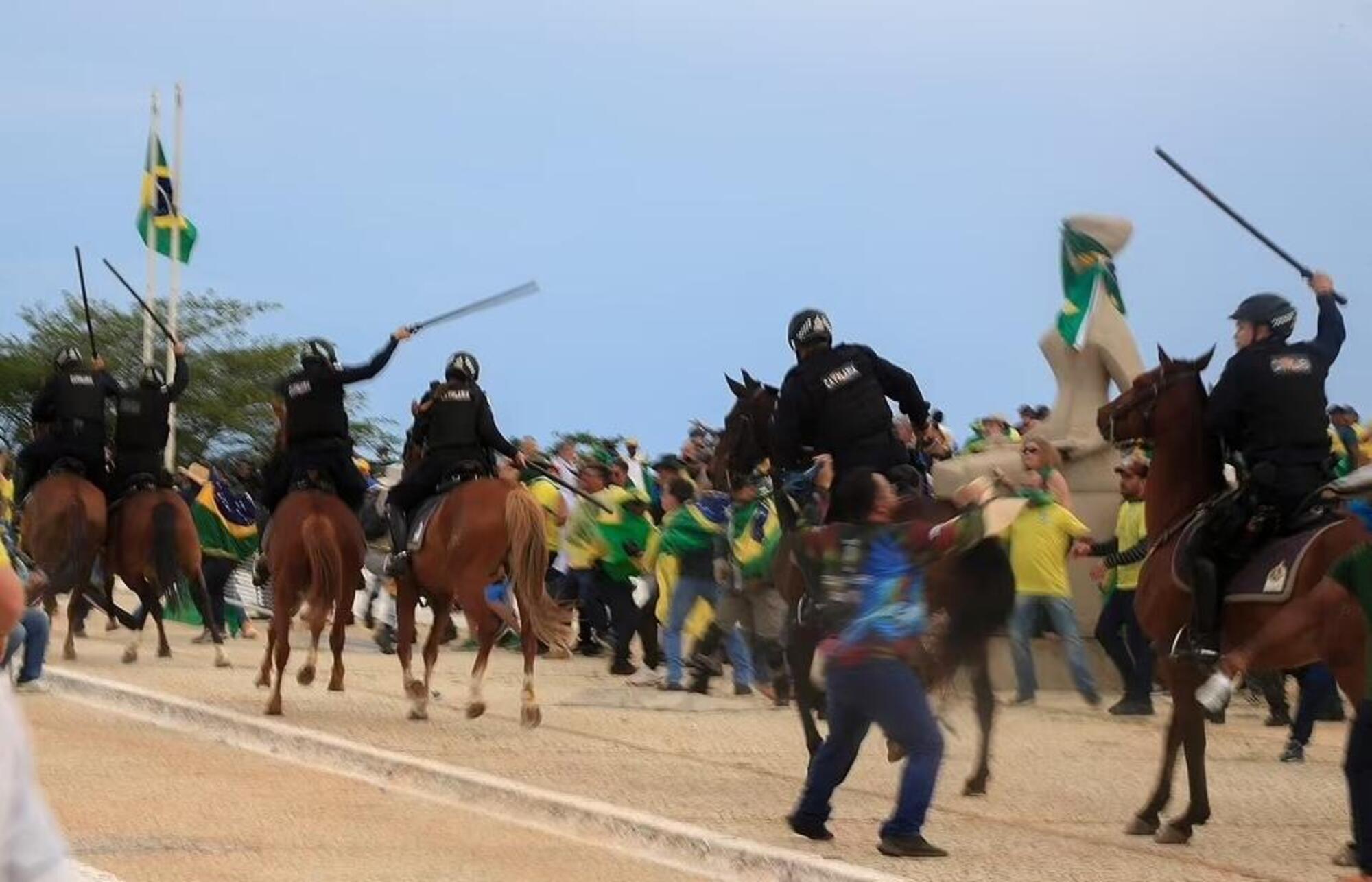 L&#039;intervento di altri poliziotti a cavallo