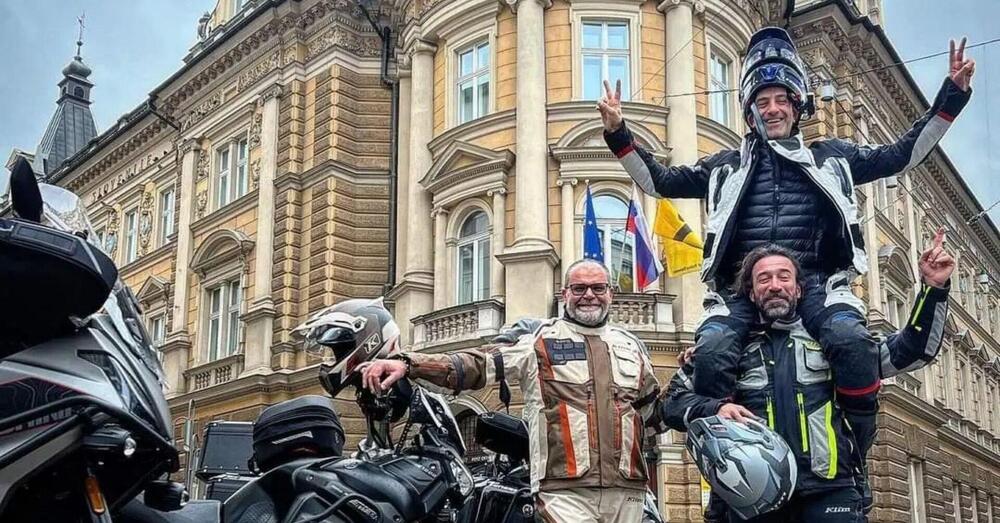 Le Iene, un prete e quattro moto: con Zignoli e Viviani in viaggio verso l&rsquo;Ucraina per gli orfani di guerra