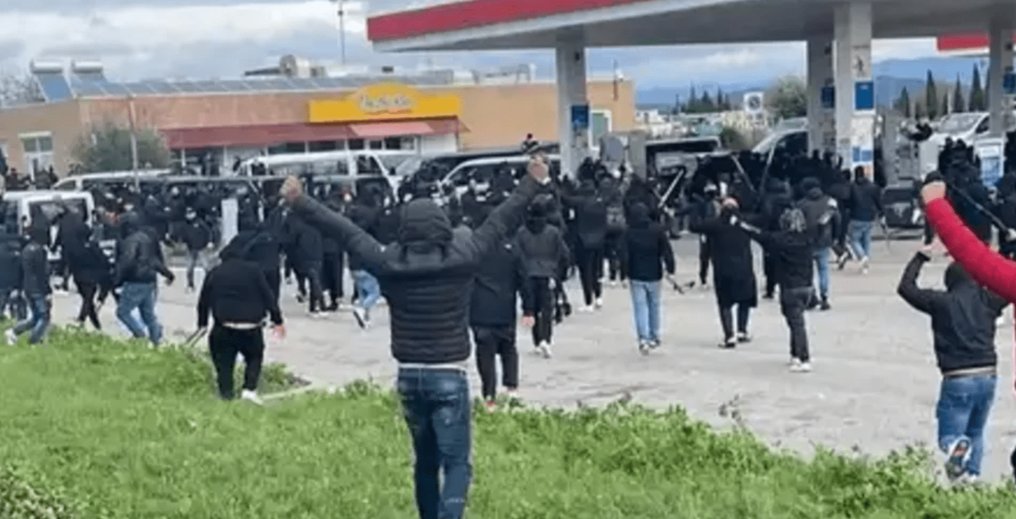 Un&#039;immagine degli scontri tra ultras del Napoli e della Roma