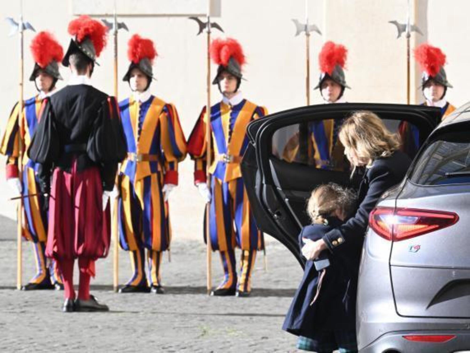 Giorgia Meloni arriva, con sua figlia Ginevra, a San Pietro