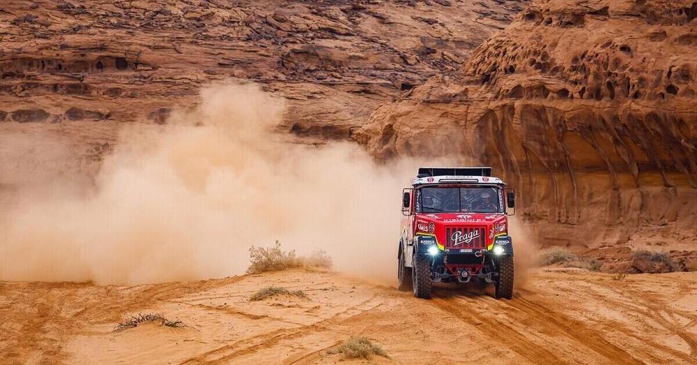 Italiano muore alla Dakar 2023 investito dal camion di Ales Loprais, era dietro a una duna [VIDEO]