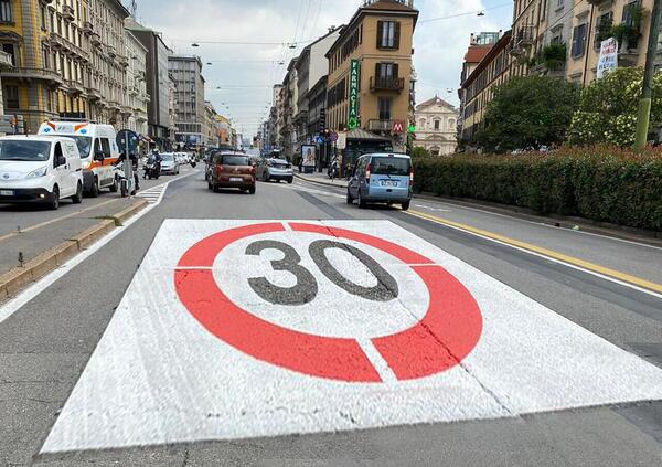 Milano a 30km/h, le reazioni dei principali quotidiani: da &ldquo;fa schifo&rdquo; a &ldquo;citt&agrave; modello&rdquo;. Ma prevalgono i critici