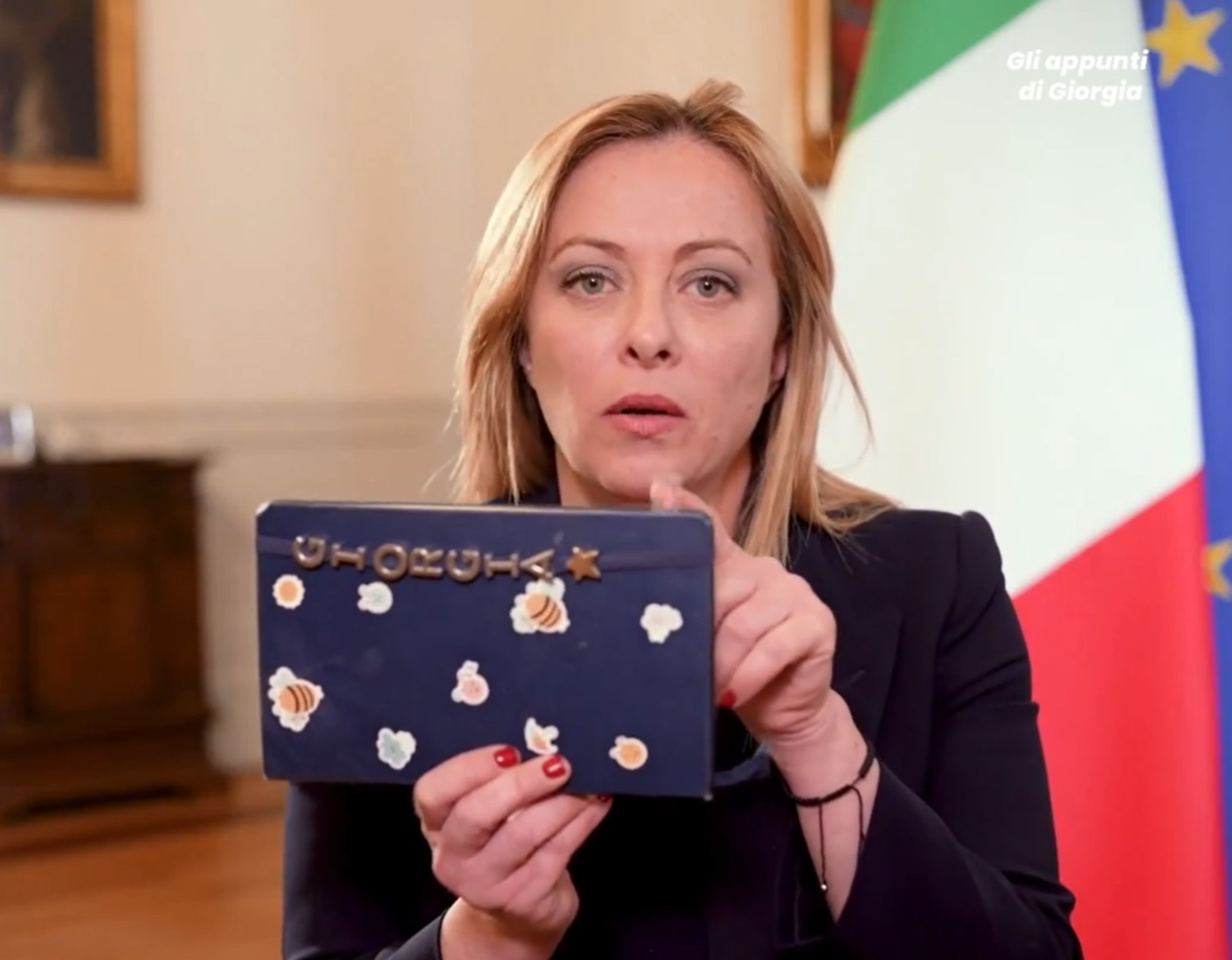 Giorgia Meloni con la sua &quot;agenda di Giorgia&quot;