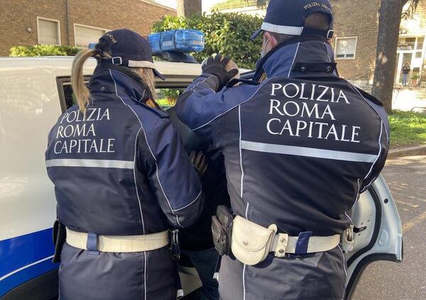 Investe due bambini e una donna, si schianta e aggredisce i vigili: dopo l&rsquo;arresto torna libero