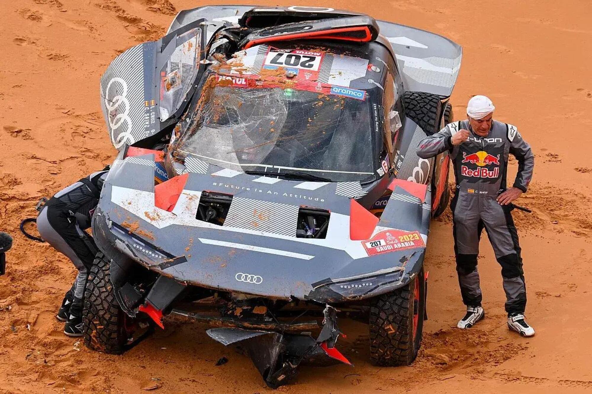 Carlos Sainz dopo l'incidente nella nona tappa della Dakar