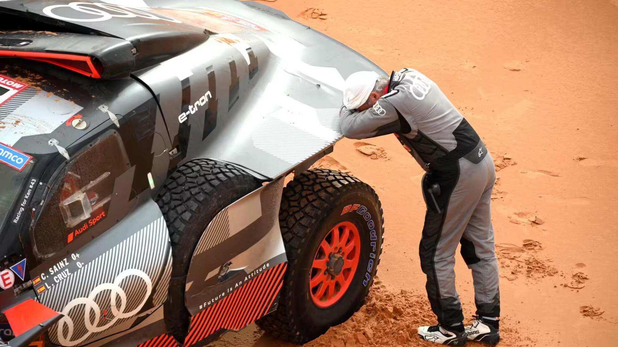 Carlos Sainz dopo l'incidente nella nona tappa della Dakar