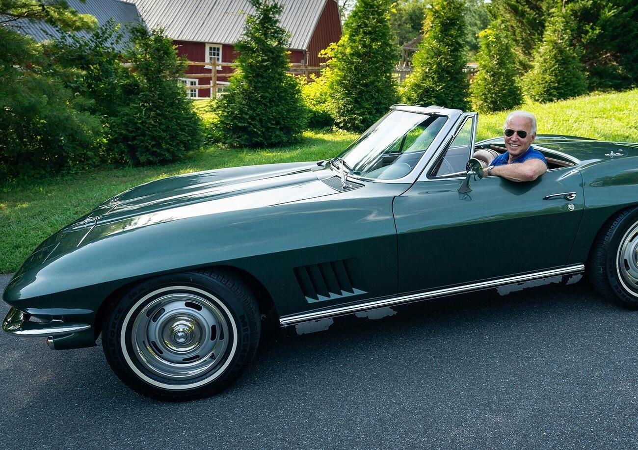 L&rsquo;ultima di Biden? Documenti top secret in garage, vicino alla sua Corvette d&rsquo;epoca [VIDEO]