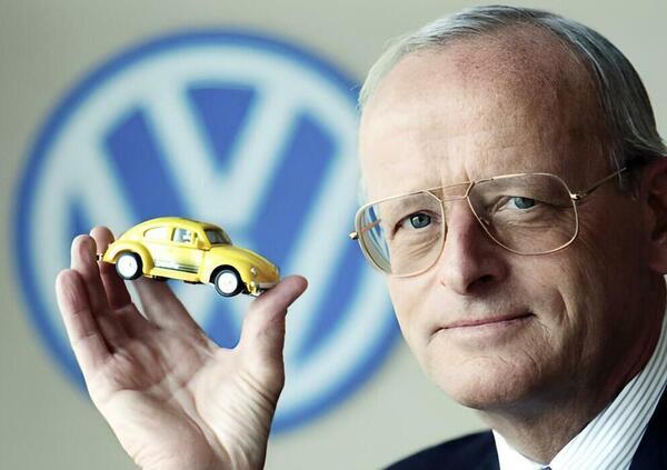 Volkswagen, addio a Carl Hahn il manager che fece del Maggiolino un&#039;icona pop