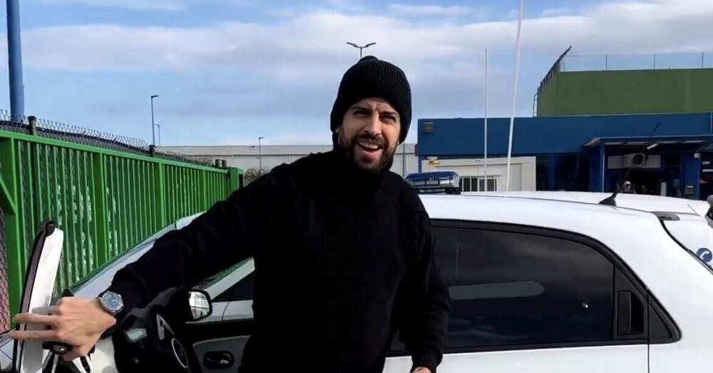 Gerard Piqu&eacute; al volante di una Twingo: la frecciatina contro il singolo di Shakira [VIDEO]