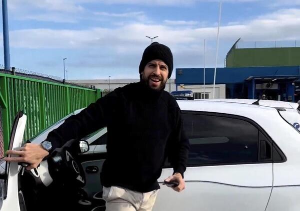 Gerard Piqu&eacute; al volante di una Twingo: la frecciatina contro il singolo di Shakira [VIDEO]