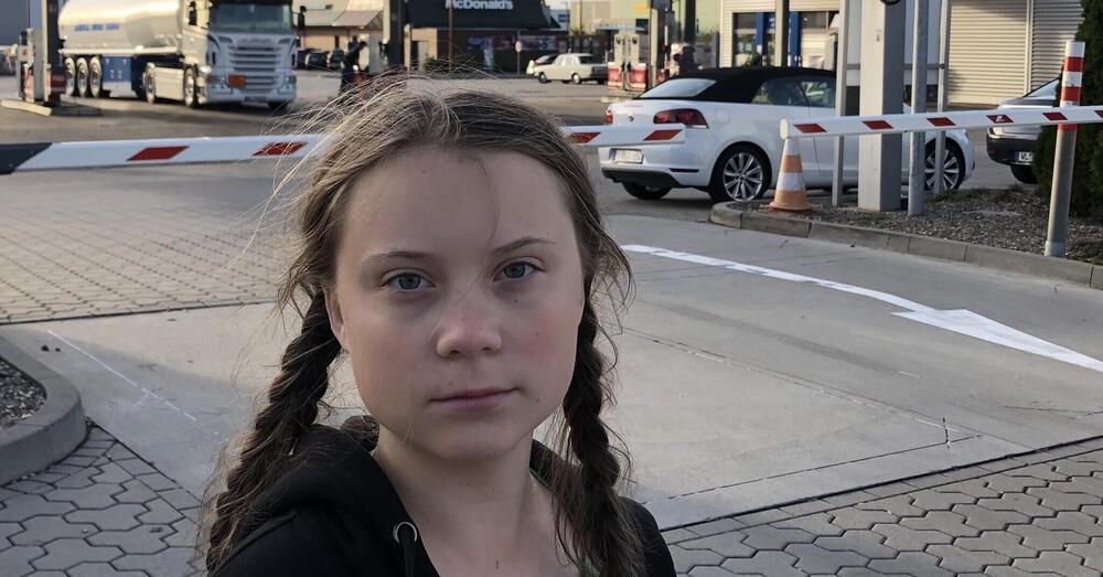 Per fermare Greta Thunberg ci vuole la polizia: ed &egrave; arrivata (ma lei se la ride)