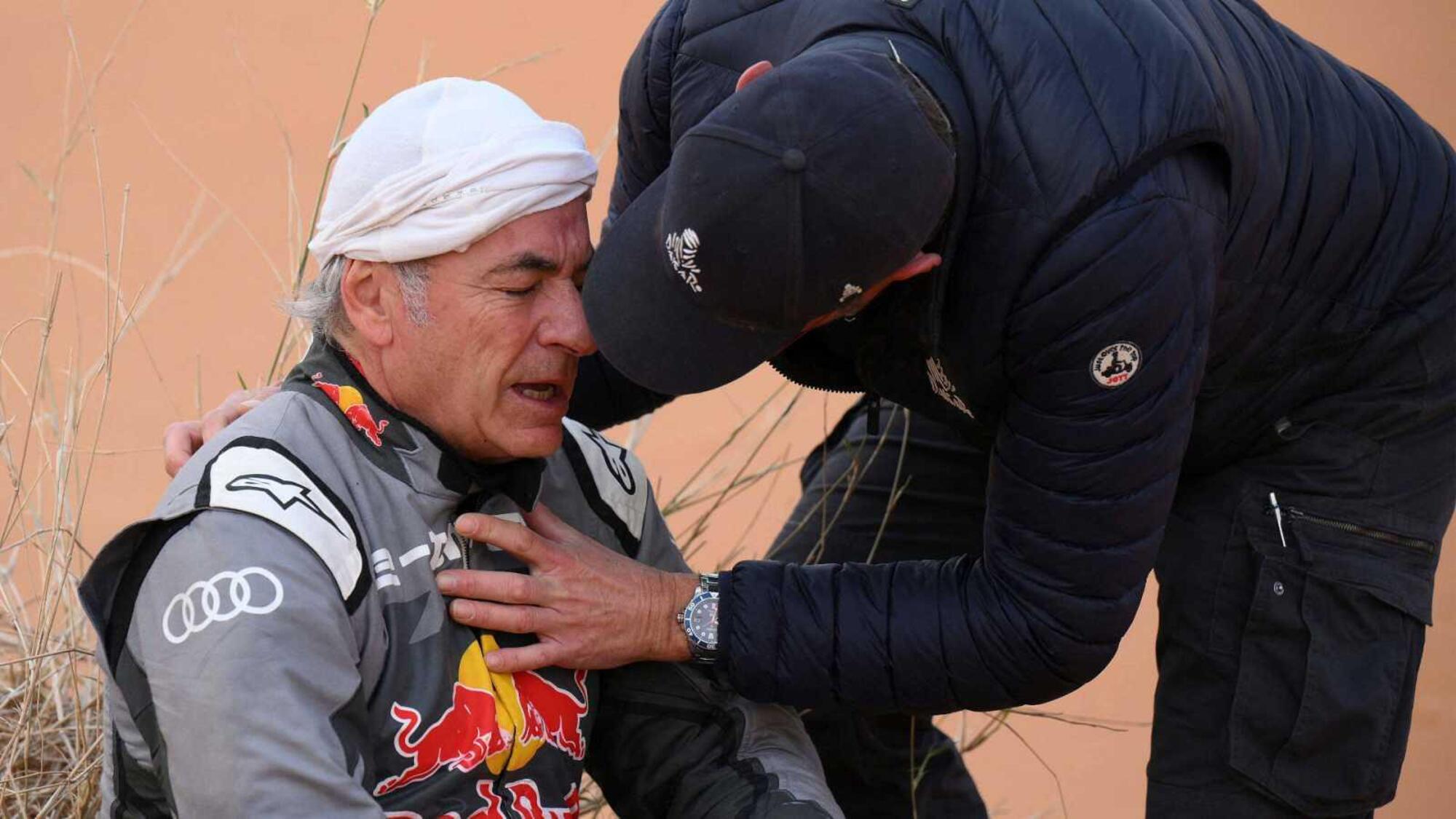 Carlos Sainz dopo l&#039;incidente nella nona tappa della Dakar