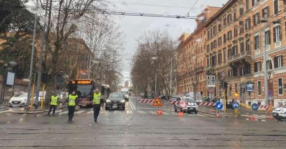 Traffico in tilt causa taglio dei platani: rabbia contro il sindaco di Roma Gualtieri