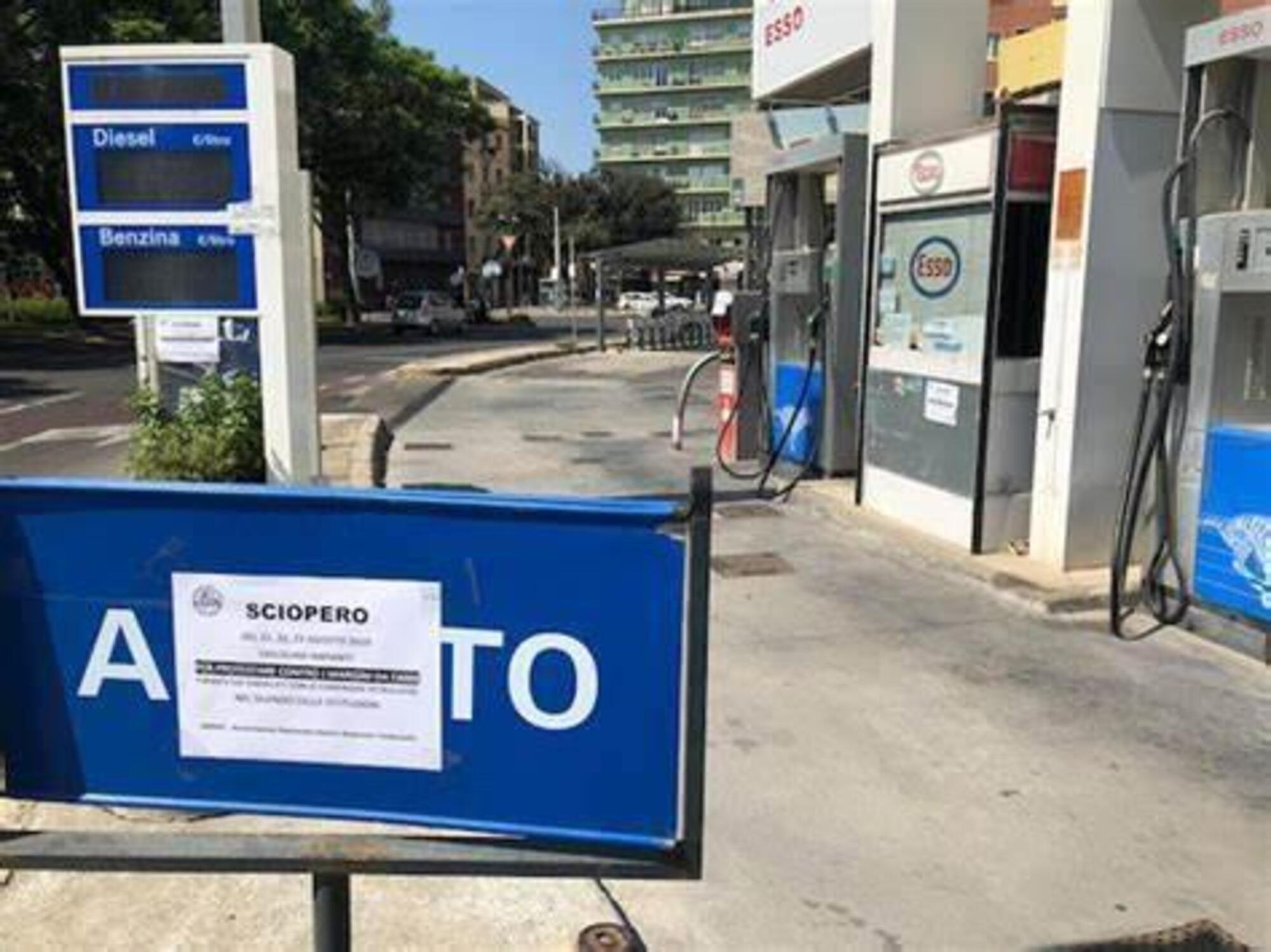 Stazione di servizio in sciopero