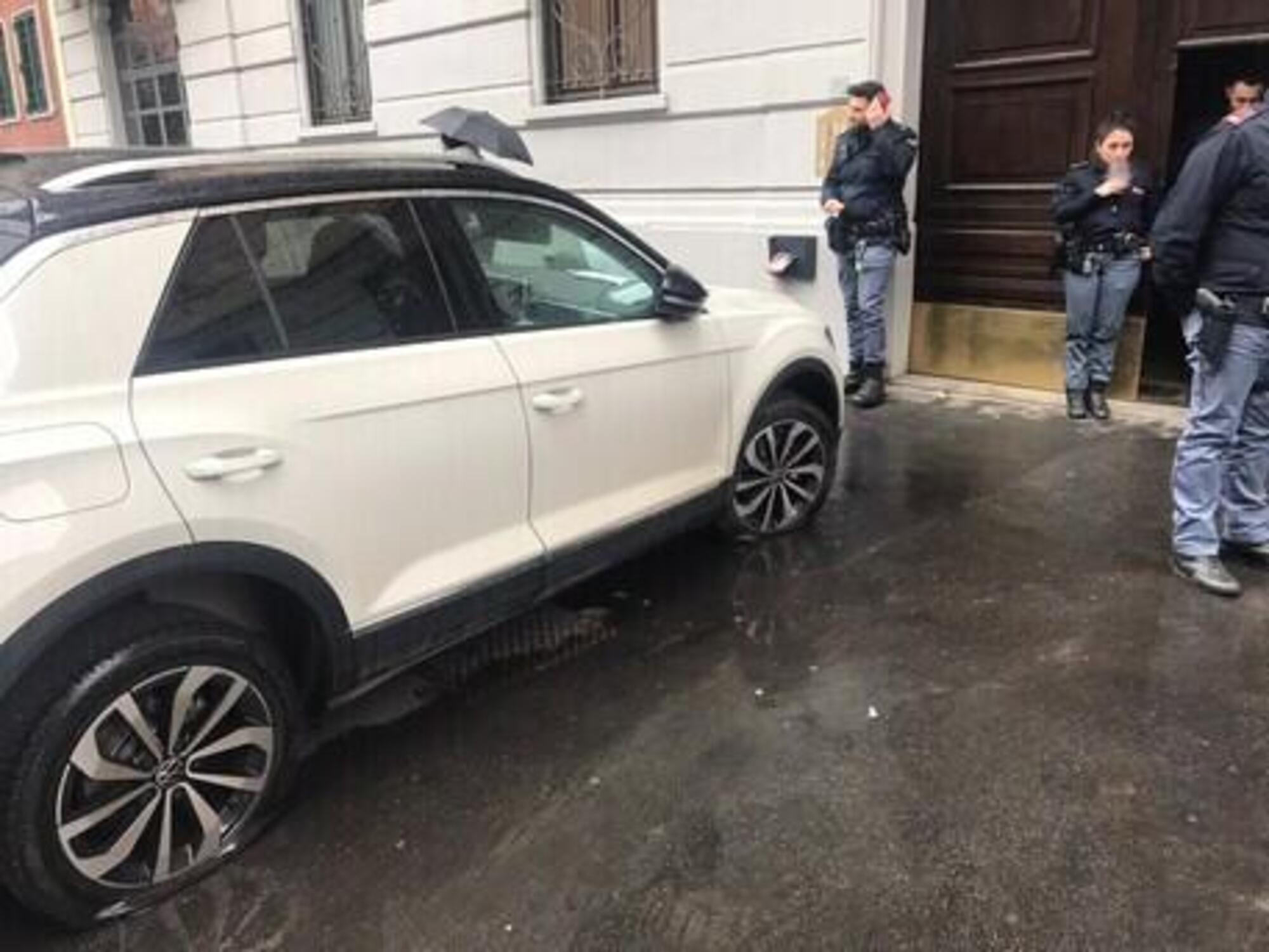 Il collettivo SUV-versivə &egrave; andato in giro per Milano a sgonfiare le ruote dei suv